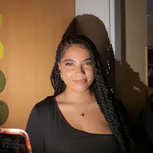 Étudiante qui propose aide aux devoirs 