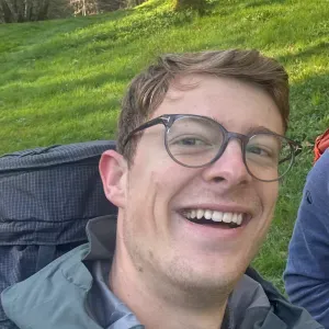 jeune baby-sitter expérimenté 