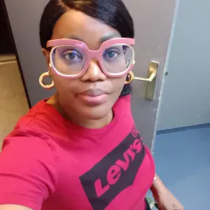 Faço limpezas e cuidados à idosos.