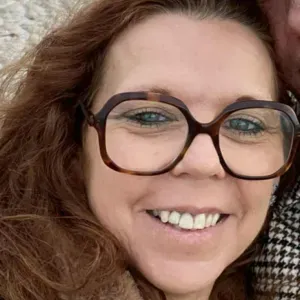 Femme de ménage sérieuse dans son tavail
