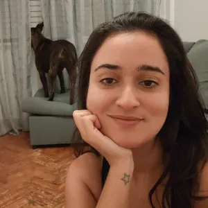 Babysitter responsável com experiência com crianças.