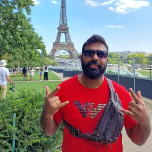 "Des gardiens d'animaux à Paris."