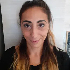 Donna delle pulizie civili e industriali e in ambienti steri