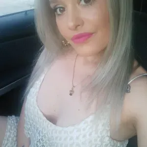 Empregada de limpeza responsável e muito cuidadosa
