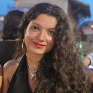 Baby-sitter chaleureuse et vigilante