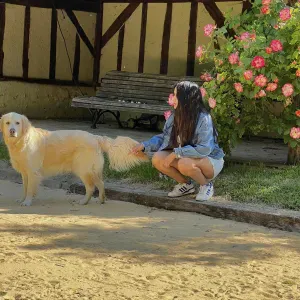 Femme qui aime les animaux à Paris