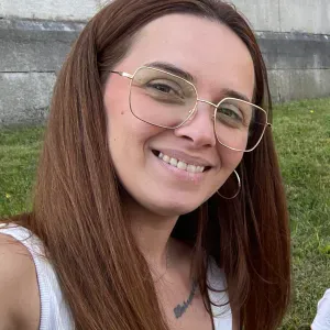 Baby-sitter et maman d'une petite fille 