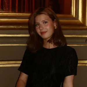 Baby-sitter expérimentée disponible à plein temps