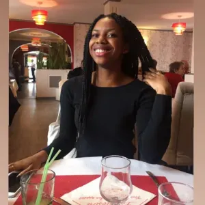 Baby-sitter bienveillante dispo