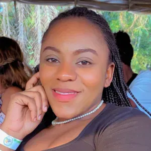 Femme de ménage jeune et dynamique 