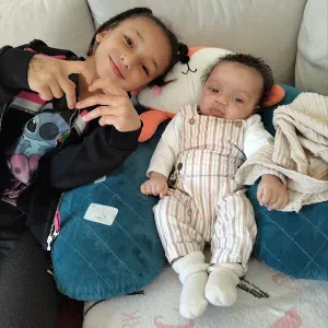Une baby sitting 