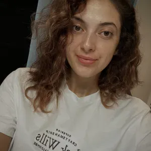 Femme de ménage responsable. 