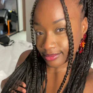 Baby-sitter douce et fiable disponible 