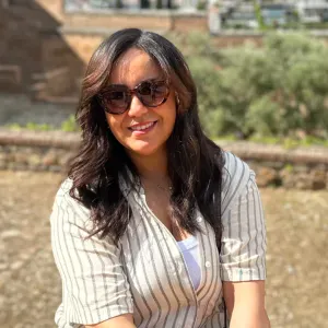 Experienced Babysitter-niñera looking for job