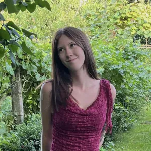 Jeune babysitter en Belgique prête à venir en aide 