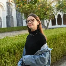 Empregada doméstica, responsável e simpática