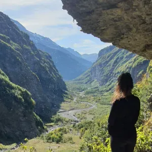 Jeune femme qui sais entretenir une maison et bricoleuse 
