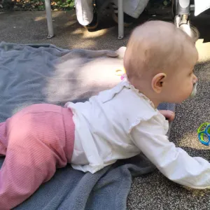 Baby-sitter  expérimentée a persan 