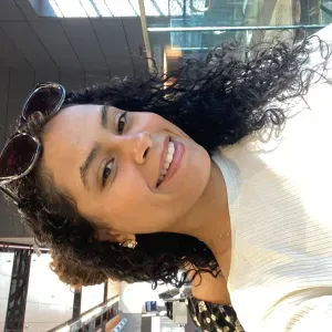 Empregada de limpeza responsável por limpeza doméstica.