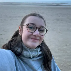 Baby-sitter disponible dès maintenant 