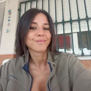 Cuidadora de mascotas responsable y amante de los animales