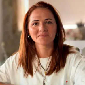 Empregada de limpeza e organização com responsabilidade.