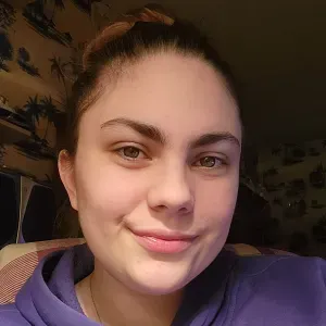 Je suis la baby-sitter douce et passionnée avec les enfants