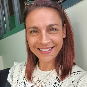 FEMME DE MÉNAGE DANS LE SECTEUR DE HOUX