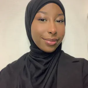 Baby-sitter très motivée, agréable et disponible H 24