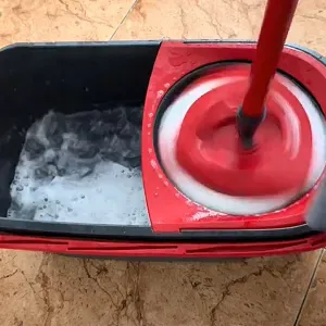 Empleada de limpieza la linea de la compecion