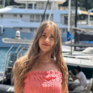 Babysitter esperta a Genova con esperienza e alloggio