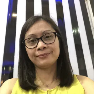 Addetta a pulizie con grande attenzione ai detagli