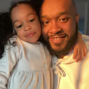 Garde d'enfant 5a à la sortie de l'école