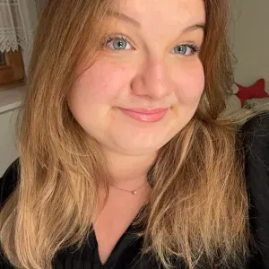 Mitfühlende junge Frau für Haushaltshilfe