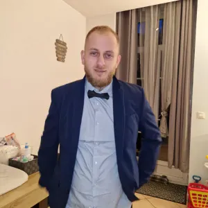 Homme de ménages Professionnels et souriant