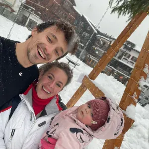 Addetta alle pulizie, stiro, riordino di armadi. 