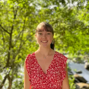 Baby-sitter souriante et créative