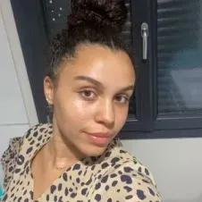 Bonjour, je suis Maeva, âgée de 19 ans.