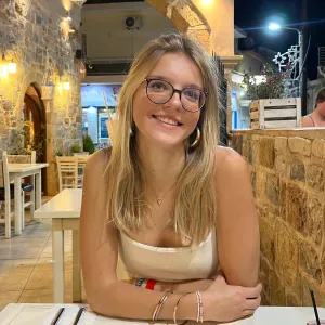 liebevolle studentin bietet babysitting