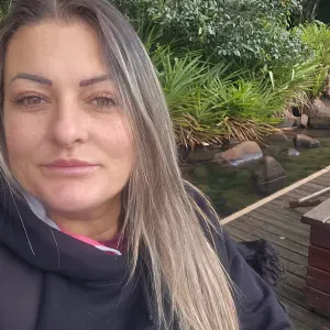 Empregada de limpeza disposta e dedicada