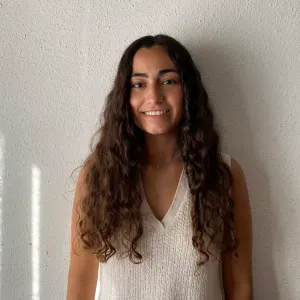 Canguro con experiencia y trabajando de maestra.