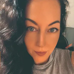 Femme de ménage et petit jardinage 