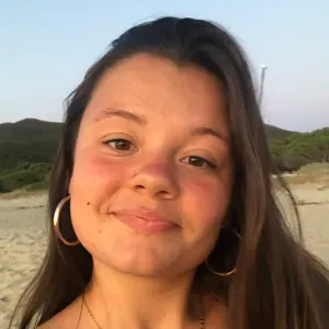 Pet sitter enthousiaste à l'idée d'être avec les animaux 