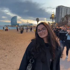 Baby-sitter con experiencia de 1 a 13 años por 4 años. 