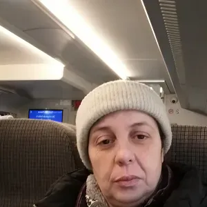 Femme de ménage à Bruxelles tâche ménagères très soucieuse 