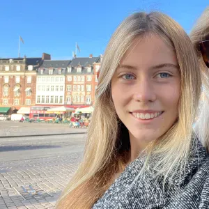 Young babysitter available in London