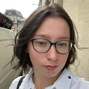 la fille qui murmure à l'oreille des chats 