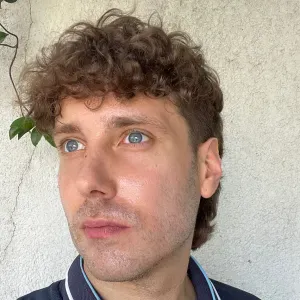 Cerco una babysitter che possa guidare