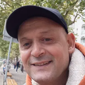 Je m'appelle Omar j'ai 49 ans 10 ans d'expérience