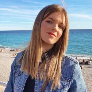 Baby-sitter passionnée à Cannes 